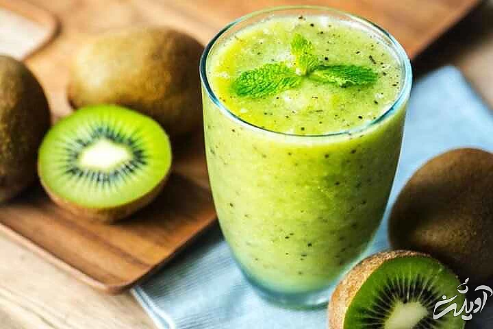 درست کردن اسموتی تابستانی - یک نوشیدنی خوشمزه با کیوی ، لیمو و نعناع